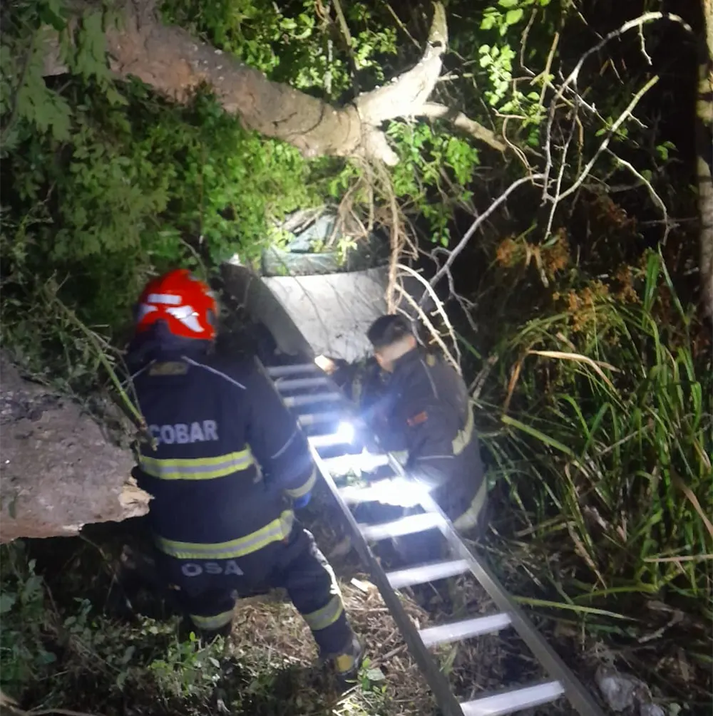 Bomberos rescatan a las jóvenes que cayeron al zanjón en el auto