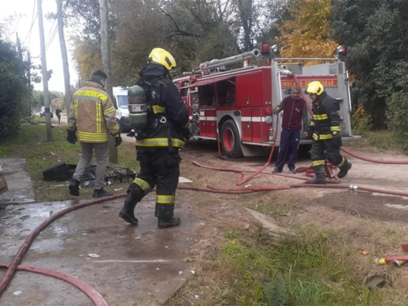 bomberos en un incendio en loma verde