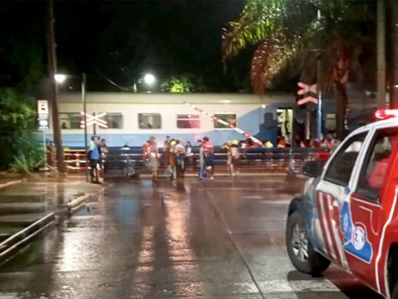 la calle Travi estuvo cortada y el tren quedó detenido mientras los servicios de emergencia asistieron al peatón