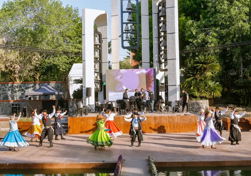 el emblemático carrillón de la fiesta de la flor, en cuyo escenario se presentan artistas locales de viernes a domingo