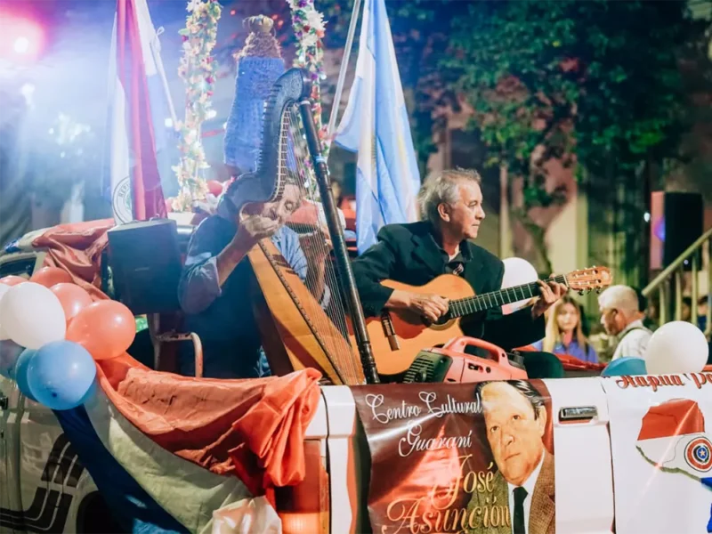 carroza de la colectividad paraguaya