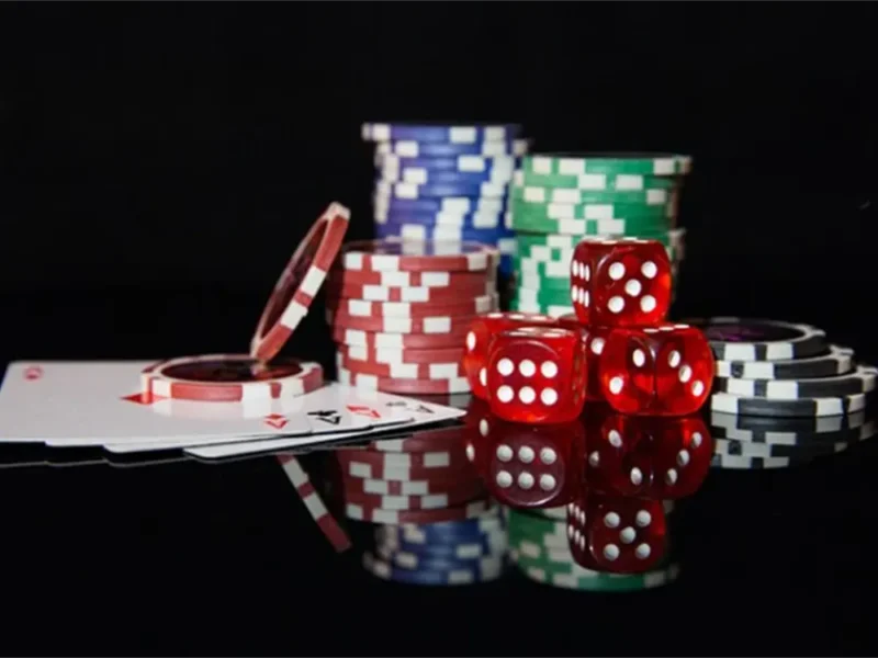 dados, cartas y fichas para jugar en casinos