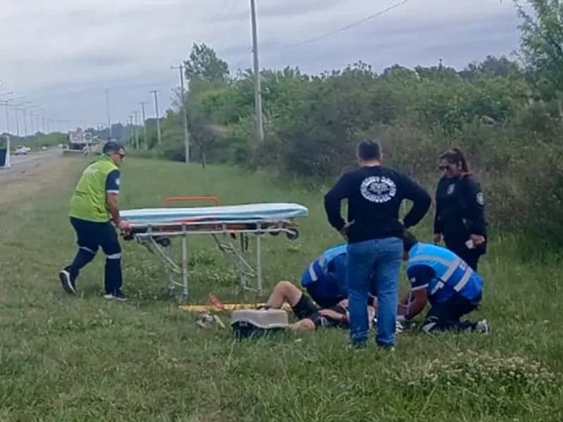 personal del SAME atiende al ciclista al costado de la autopista