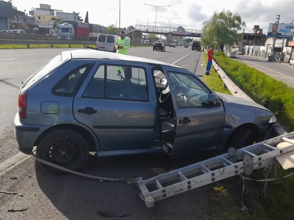 El vehículo embestido por el camión sobre la banquina