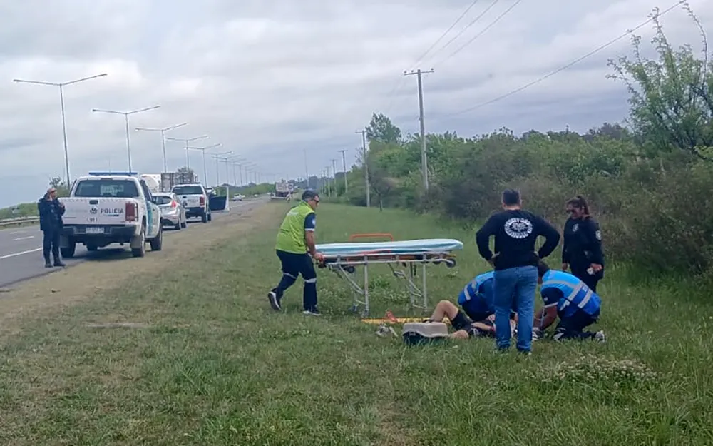 Ciclista salió a entrenar en la autopista y un camión lo atropelló en Loma Verde