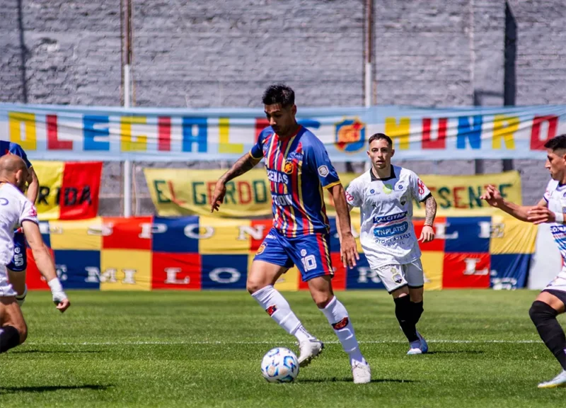 un jugador de Colegiales traslada la pelota ante la marca de varios hombres de Armenio