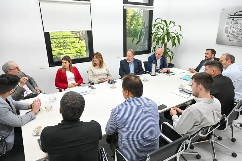 reunión entre funcionarios municipales y la Universidad de Tres de Febrero, previa a la firma del convenio