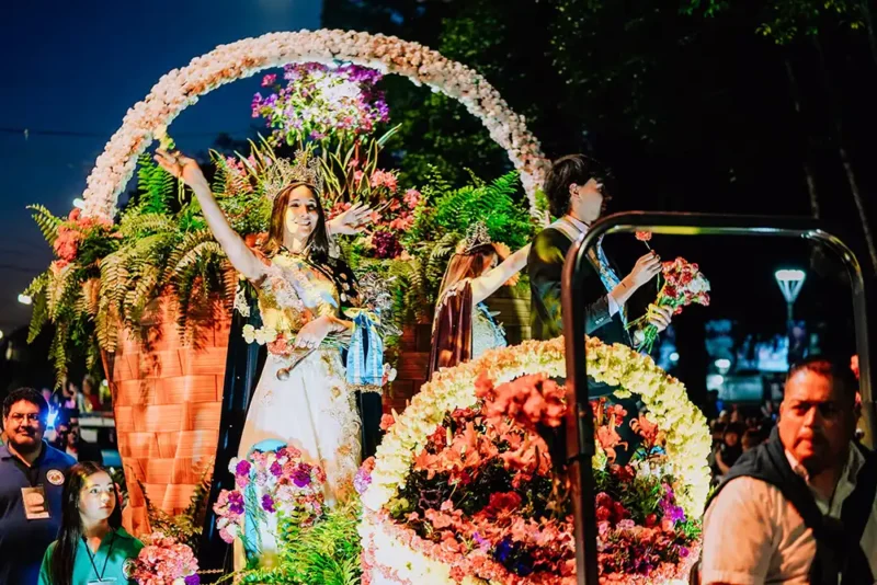 Embajadora de la Flor desfilando por Tapia de Cruz