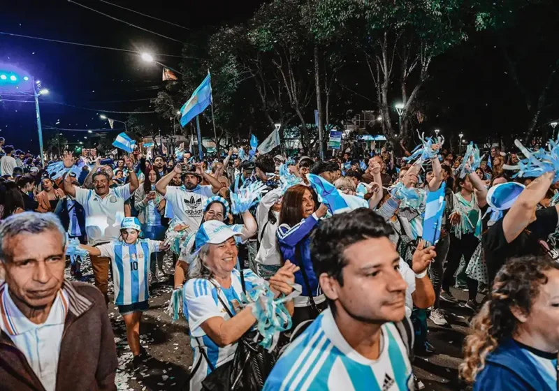 Gente vestida con camisetas de Argentina caminando por la calle