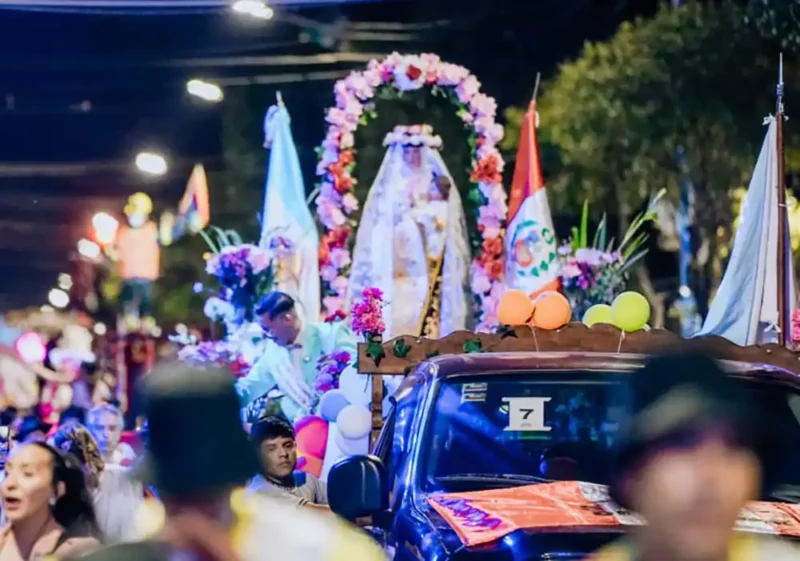 La Virgen desfilando por la Avenida Tapia de Cruz