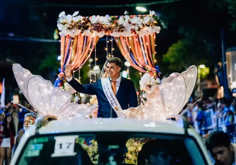 Embajador de la Flor en el desfile sobre camioneta de la municipalidad de Escobar