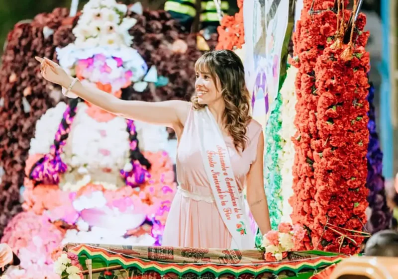 Embajadora de la Flor una de las carrozas