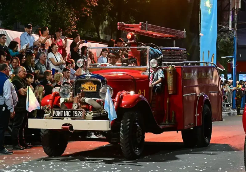 Camión de bomberos antiguo desfilando por Tapia de Cruz