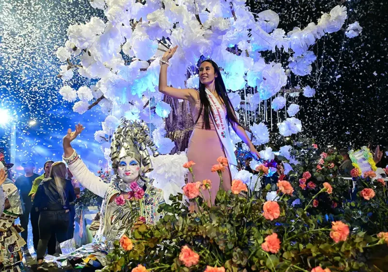 Embajadoras de la flor desfilando subidas a las carrozas