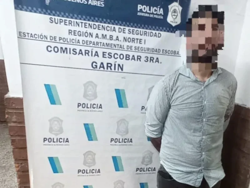 el detenido, en la comisaría