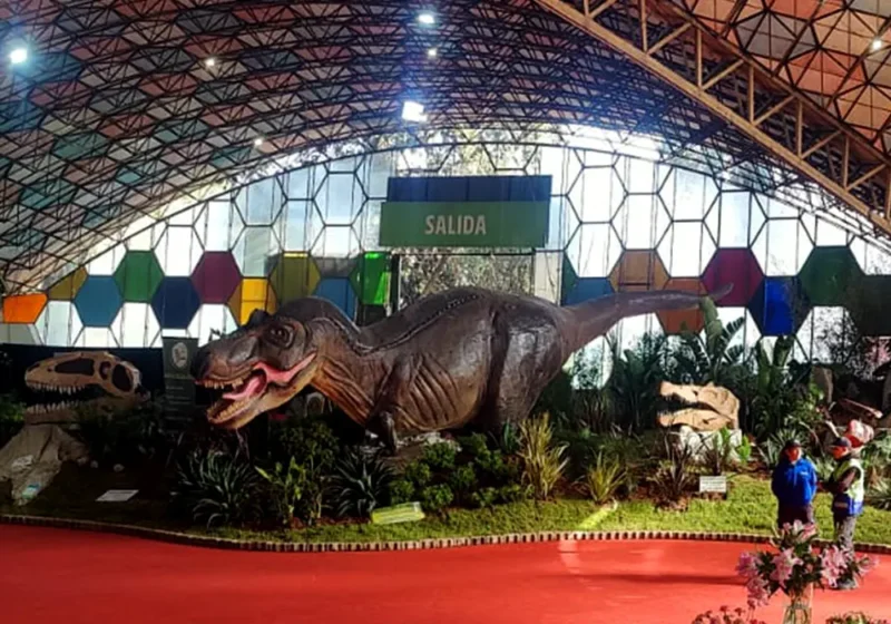 réplicas de dinosaurios expuestas en uno de los pabelllones