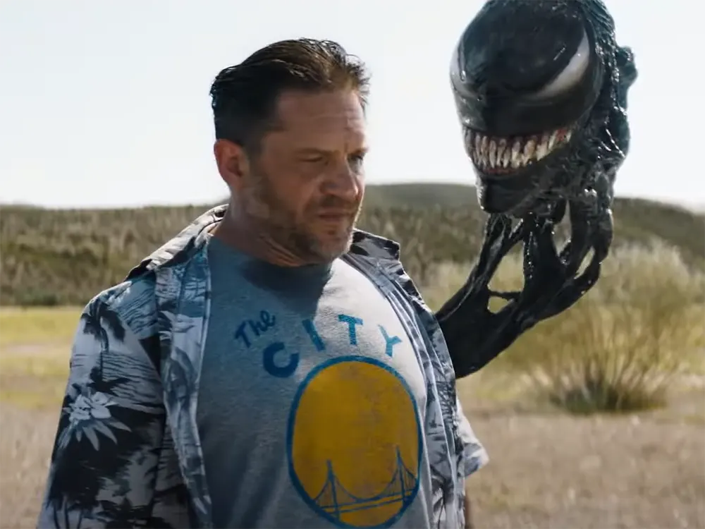 Eddie (Tom Hardy) y junto al simbionte Venom