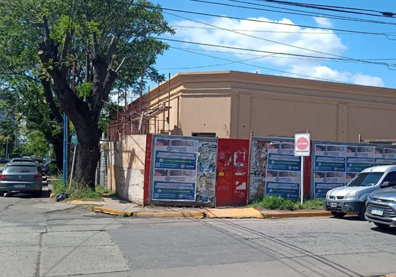 inmueble restaurado en la esquina de mitre y travi