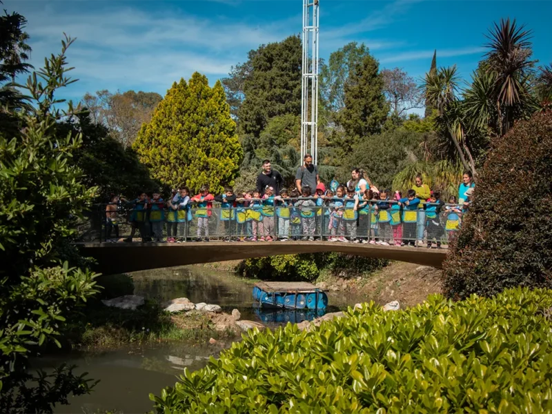 puente que atraviesa el lago interno de la fiesta de la flor