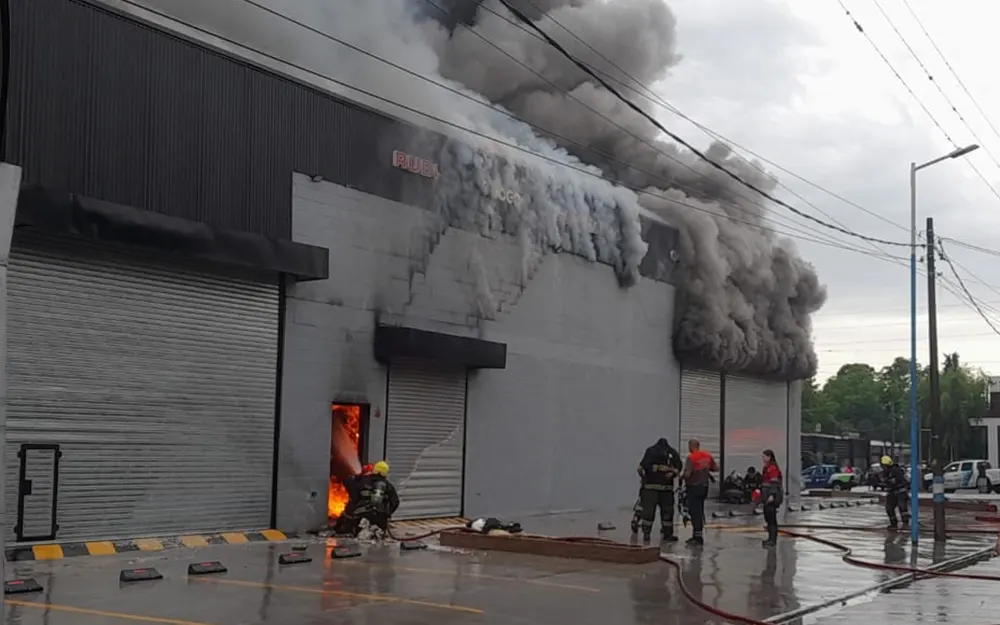 incendio comercio el cazador bomberos combaten el incendio en la ferretería industrial