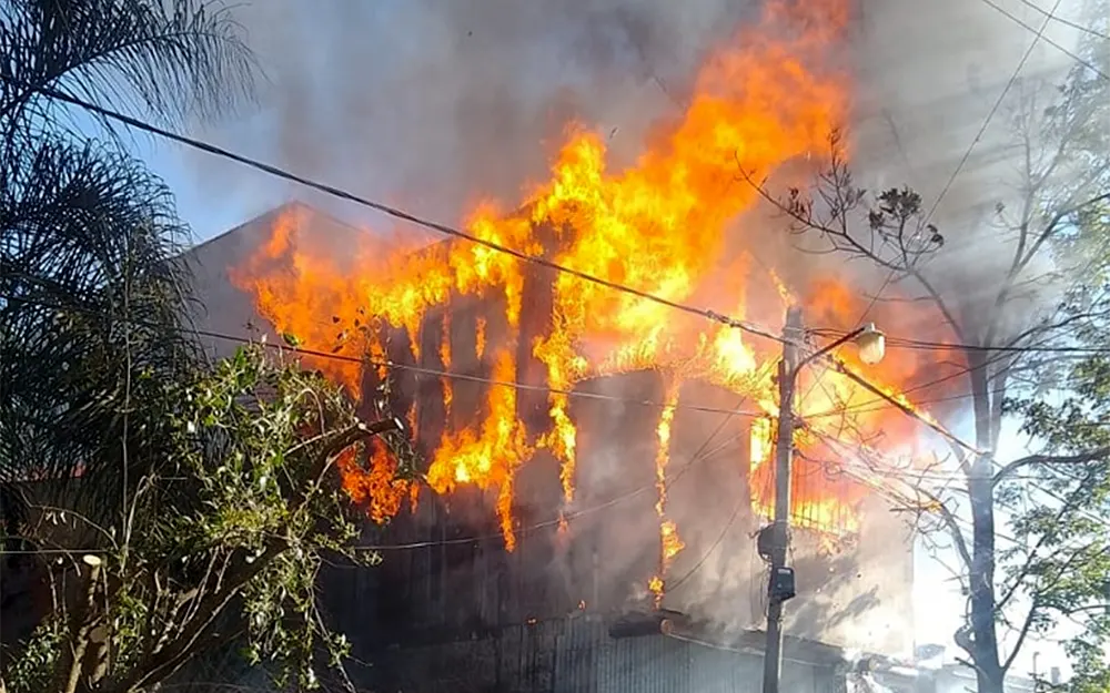 Impactante incendio en un depósito de Escobar por una falla eléctrica