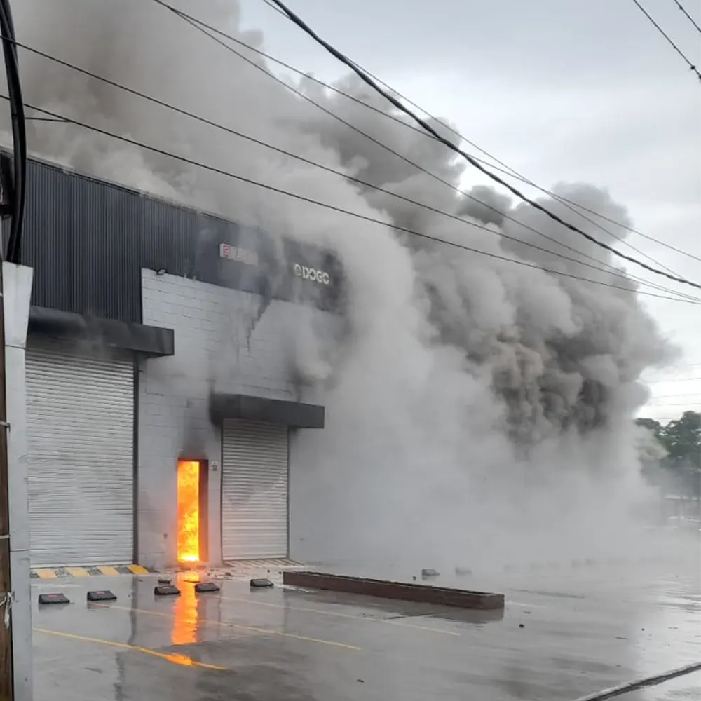 una intensa humareda sale del establecimiento a causa del incendio