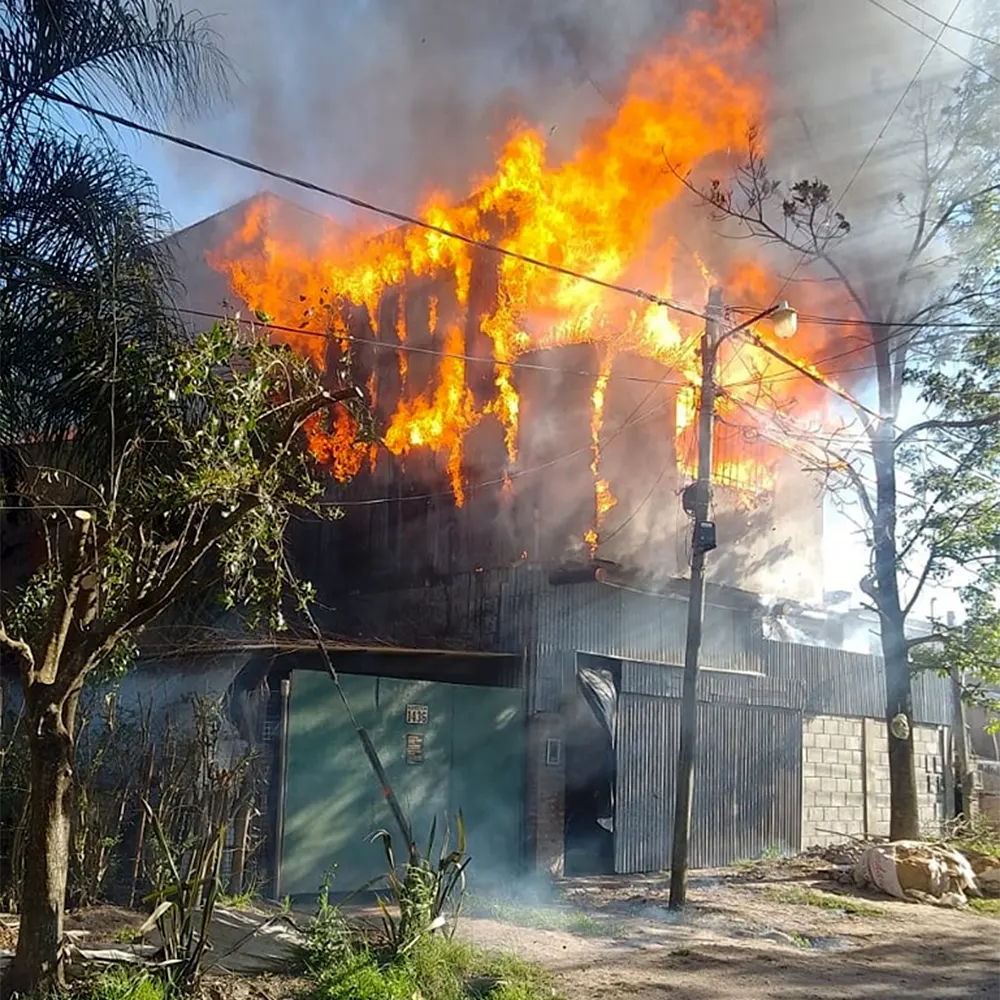 El fuego generado en el interior del depósito