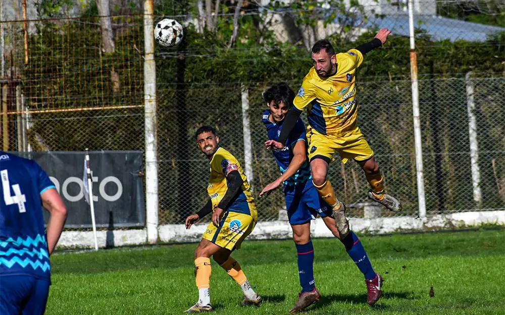 un delantero de la fraternidad cabecea en el área rival