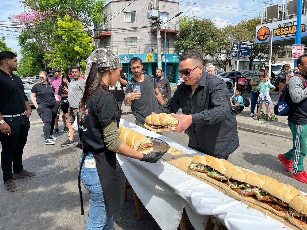 Lucas Deonato, fragmentando el sandwich ganador del Récord Guinness