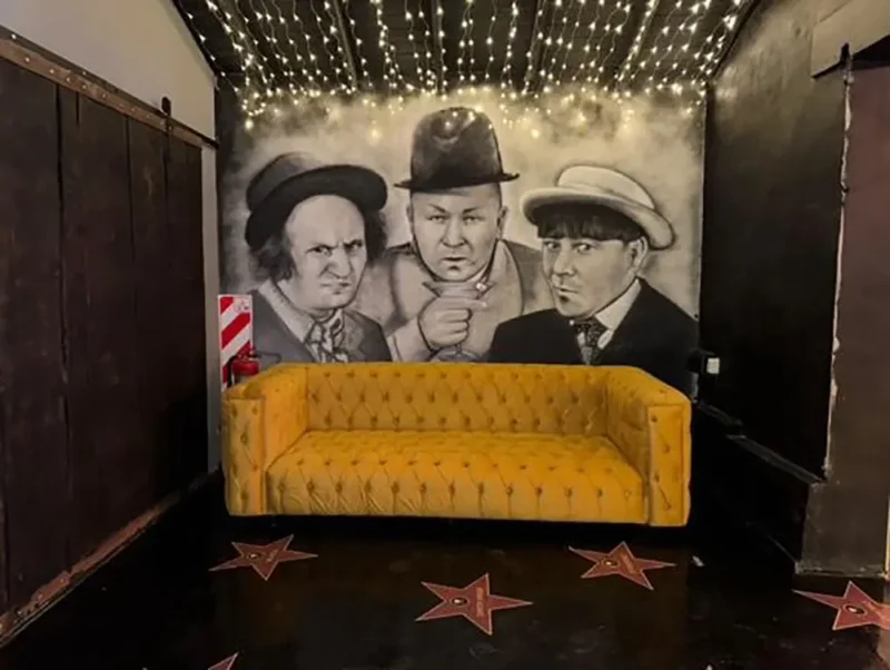un mural de los tres chiflados que decora un sector del restaurante Abasta
