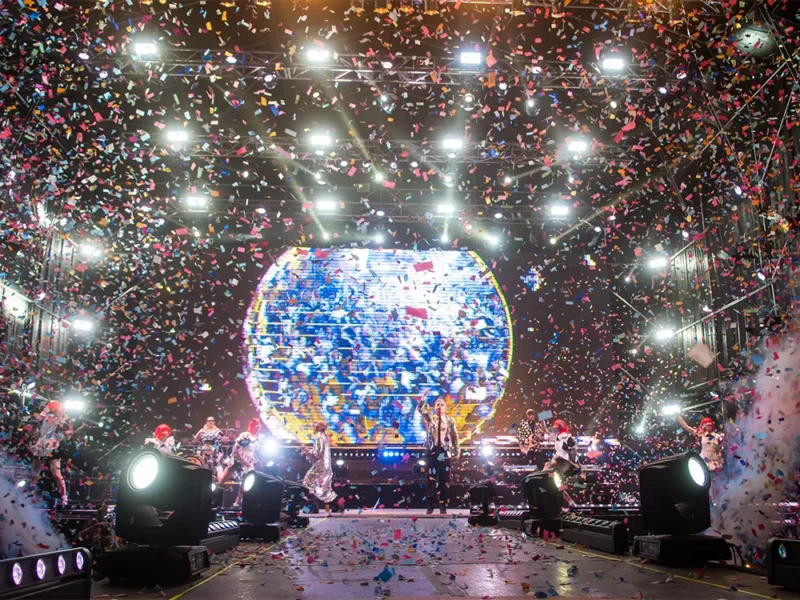 lluvia de papel picado en el final del recital de miranda en escobar