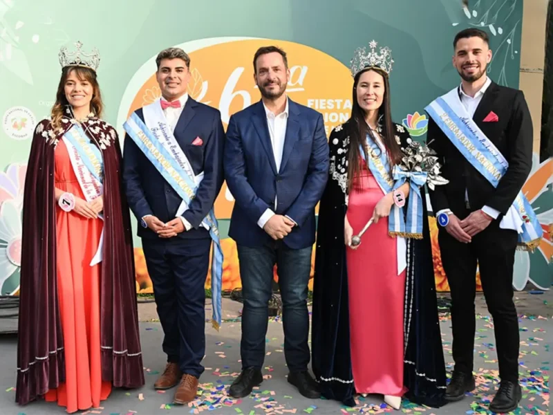 los nuevos embajadores junto al intendente Ariel Sujarchuk