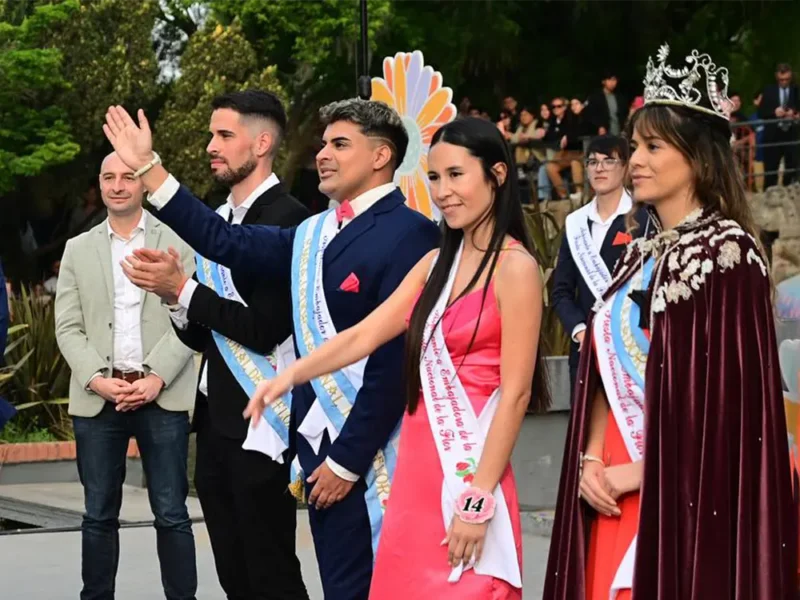 los flamantes embajadores saludan al público