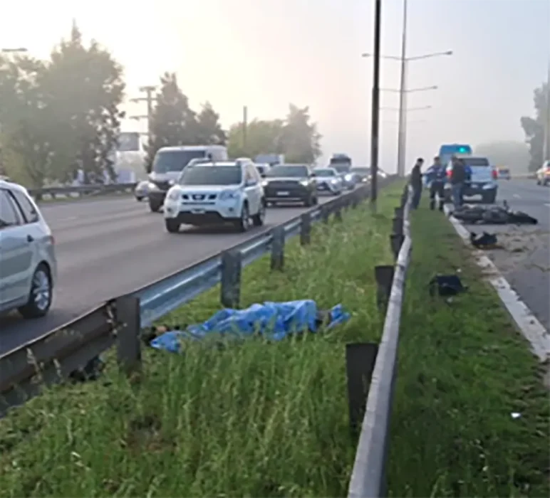el cuerpo del conductor quedó entre las vallas metálicas que dividen las dos manos de la autopsita