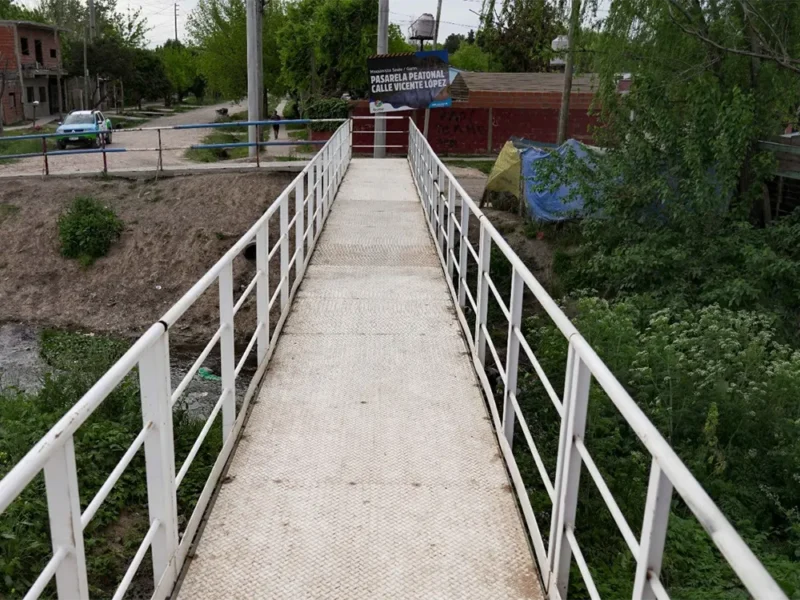 nuevo puente peatonal sobre el arroyo garín