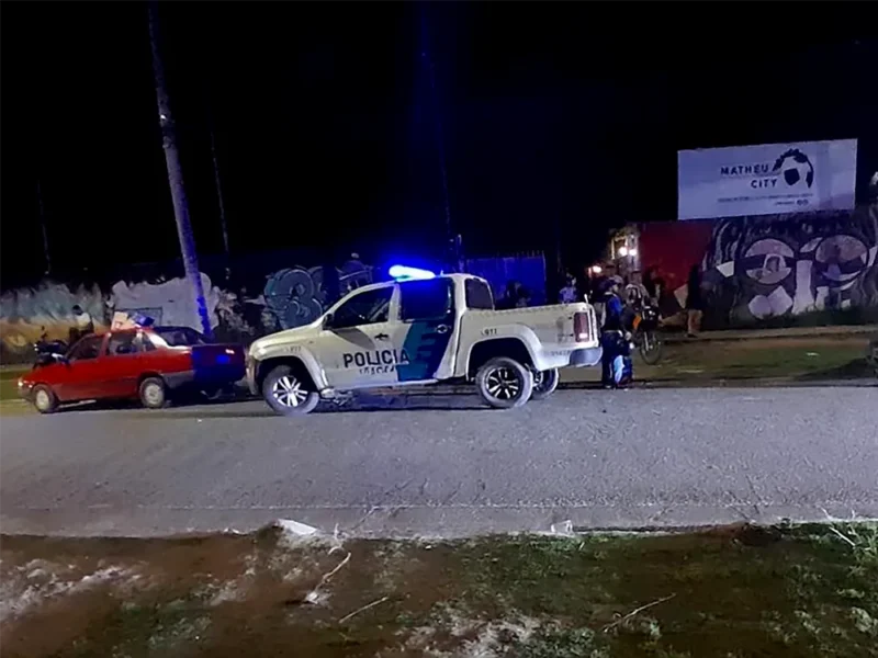 un patrullero de la comisaría de Matheu en la puerta del complejo donde ocurrió el homicidio