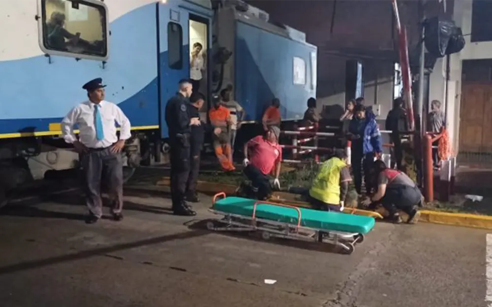 Un descuido que pudo ser fatal: peatón atropellado por el tren en Escobar