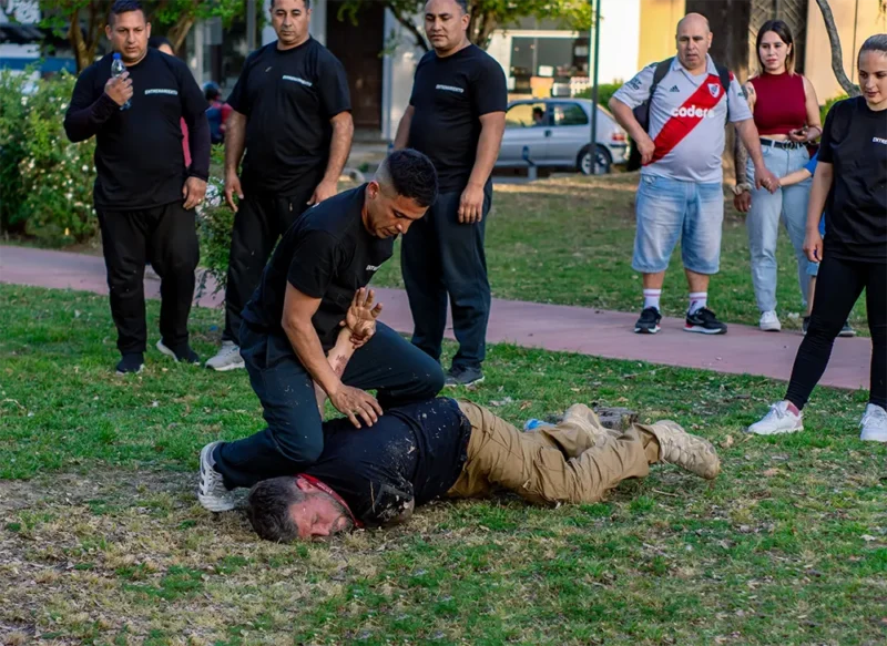entrenamiento de la policía municipal en la plaza de escobar