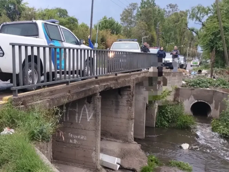 Patrulleros en el puente del Arroyo Garín, donde ocurrió el suicidio