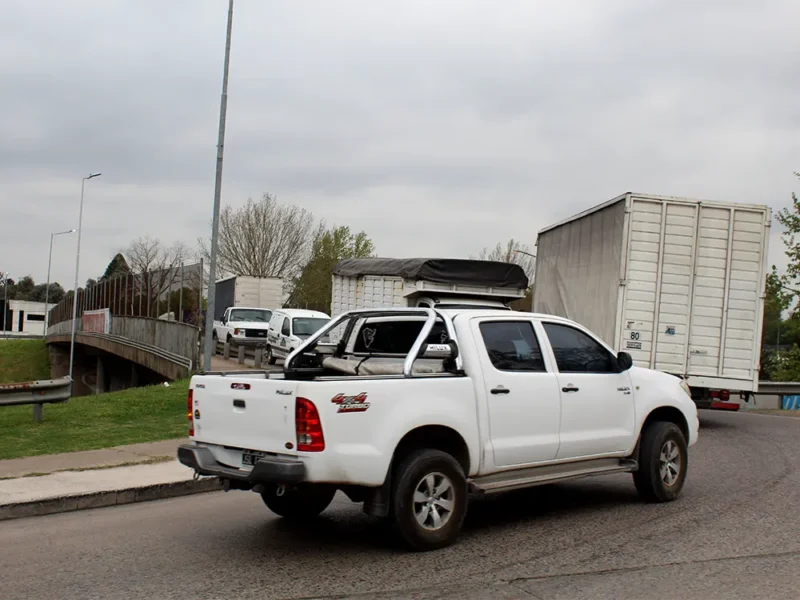 camiones, autos y camionetas en el puente de loma verde