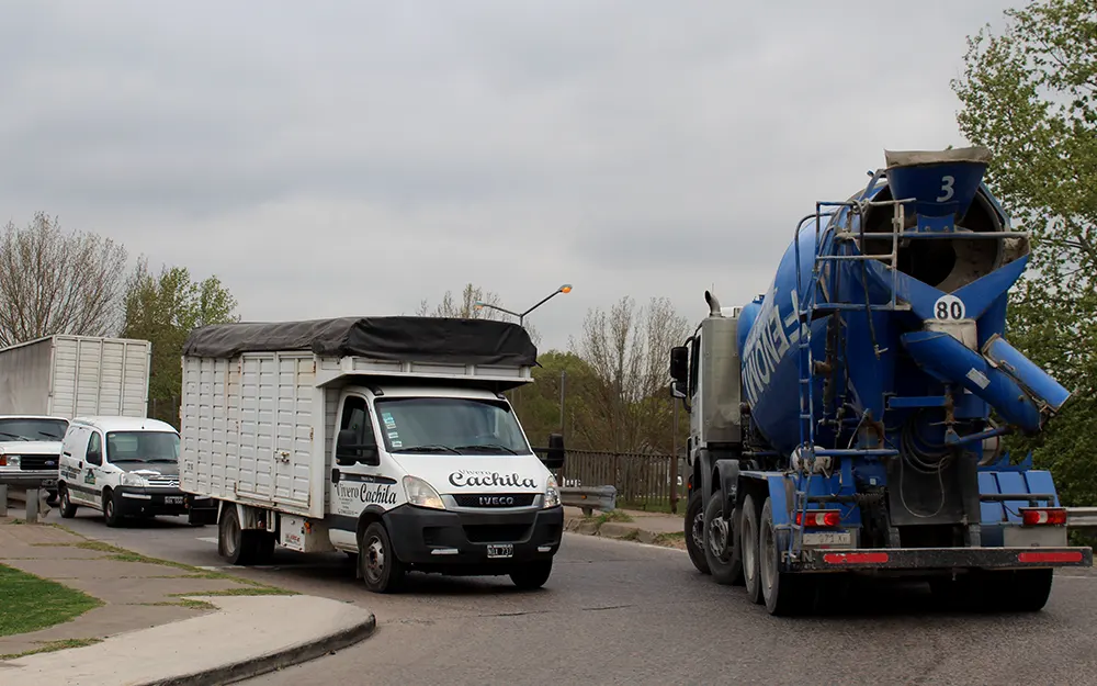 “Caos” y “peligro”: preocupa el tránsito en el único puente de Loma Verde