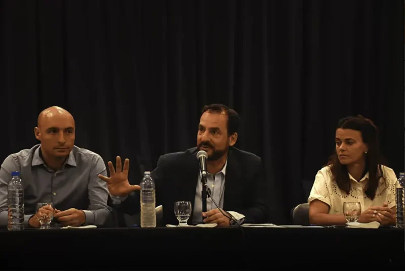 Ramil., Sujarchuk y Sabena en una conferencia de prensa