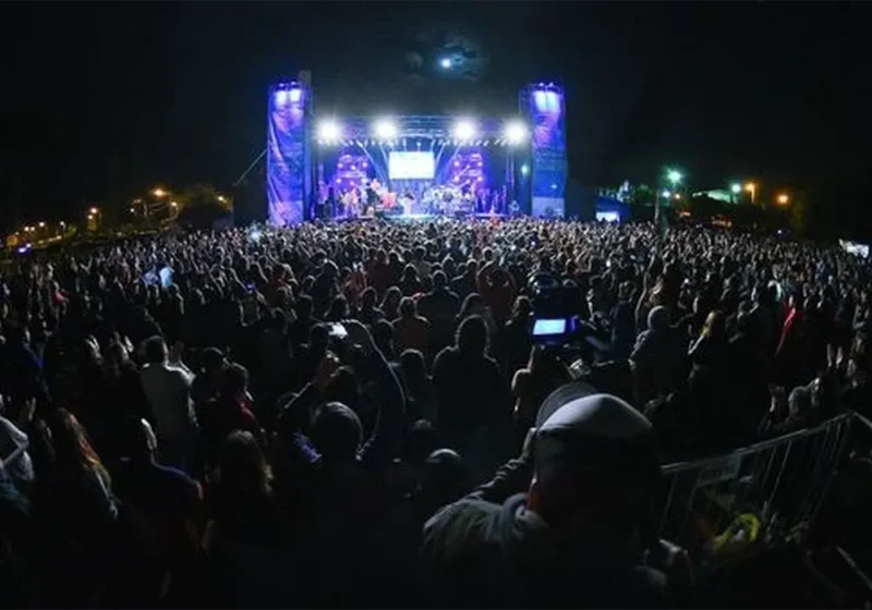 una multitud en uno de los recitales del año pasado en la fiesta de la flor