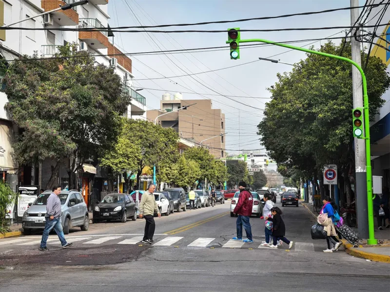 semáforo de la avenida tapia de cruz y calle rivadavia