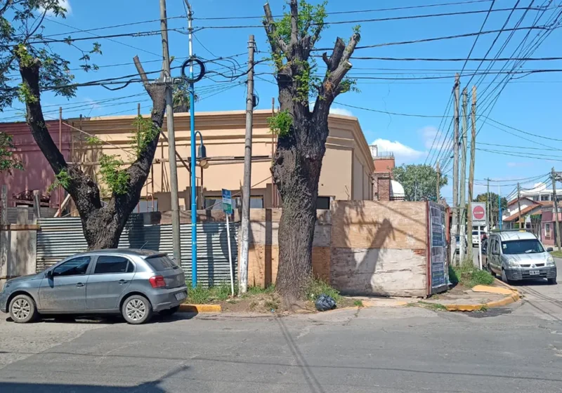 esquina de mitre y travi, donde se aprecia el avance de las obras en el inmueble