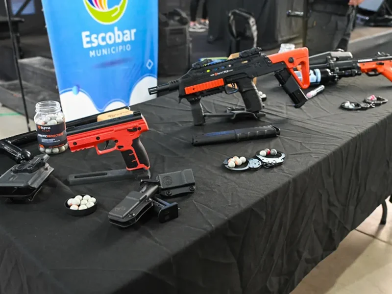 Pistolas y otras armas no letales marca Byrna exhibidas sobre una mesa