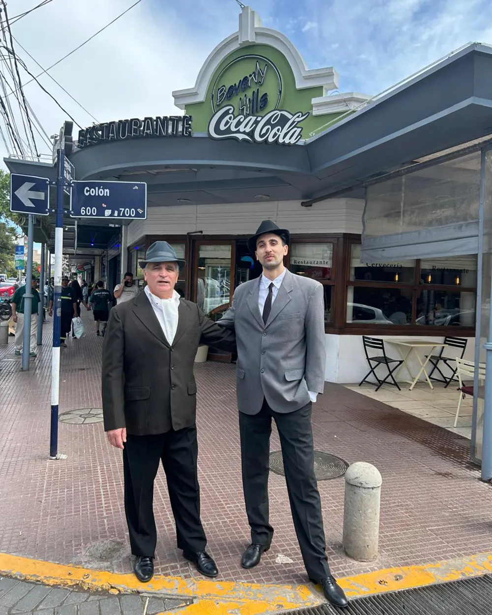 Sergio Ríos y Cristian Andreo recorriendo el centro de Escobar