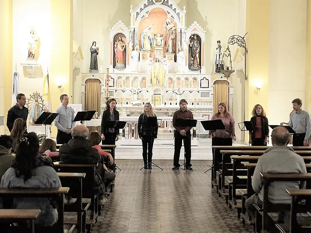 El octeto musical Vocalis Causa durante un concierto en una parroquia