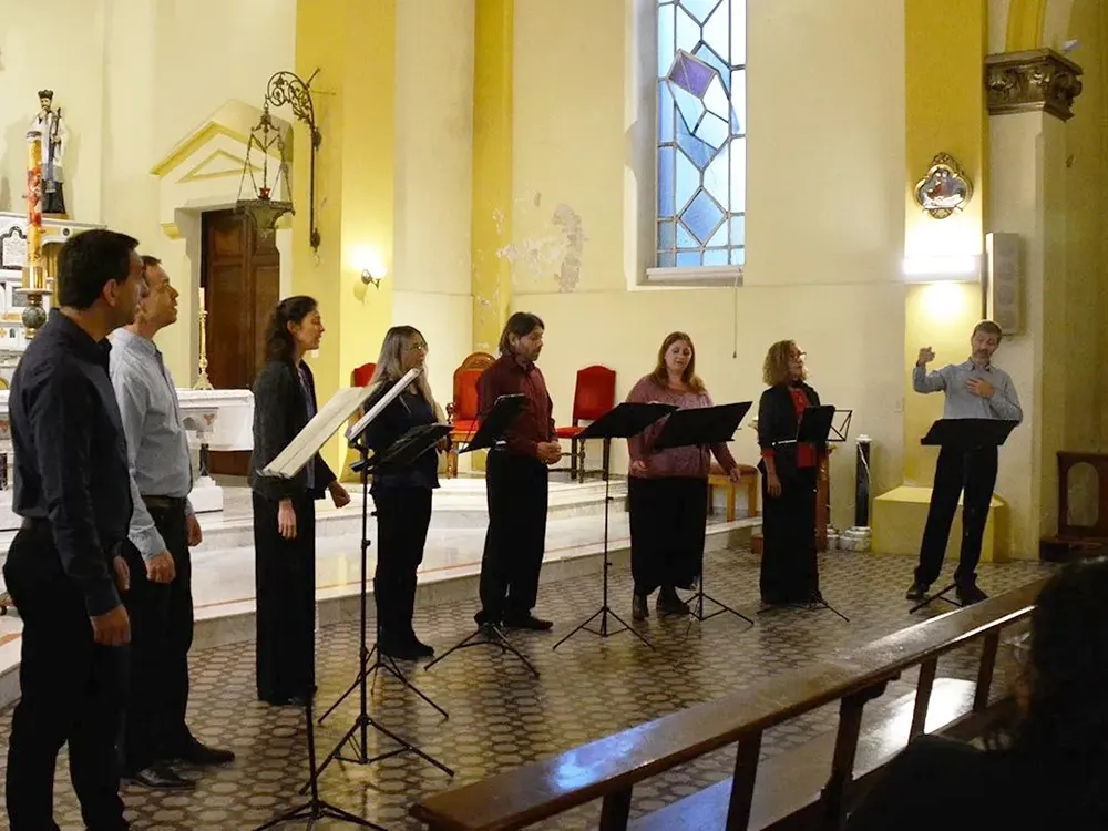 El octeto musical Vocalis Causa durante un concierto en una parroquia