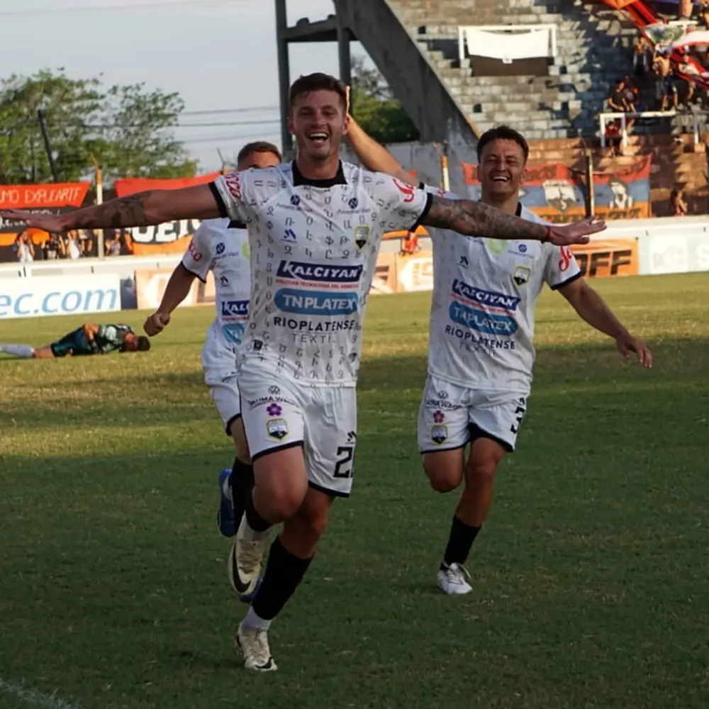 Barbieri festeja el gol del triunfo ante Dock Sud, que aseguró la clasificación de Armenio a las semifinales del Reducido